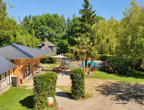 Vue Salle de réception et Piscine Gîte de groupe Normandie